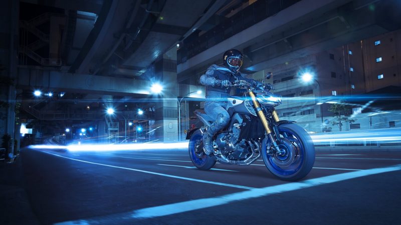 2018-Yamaha-MT09SP-EU-Silver-Blu-Carbon-Action-001.jpg