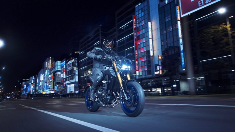 2018-Yamaha-MT09SP-EU-Silver-Blu-Carbon-Action-005.jpg